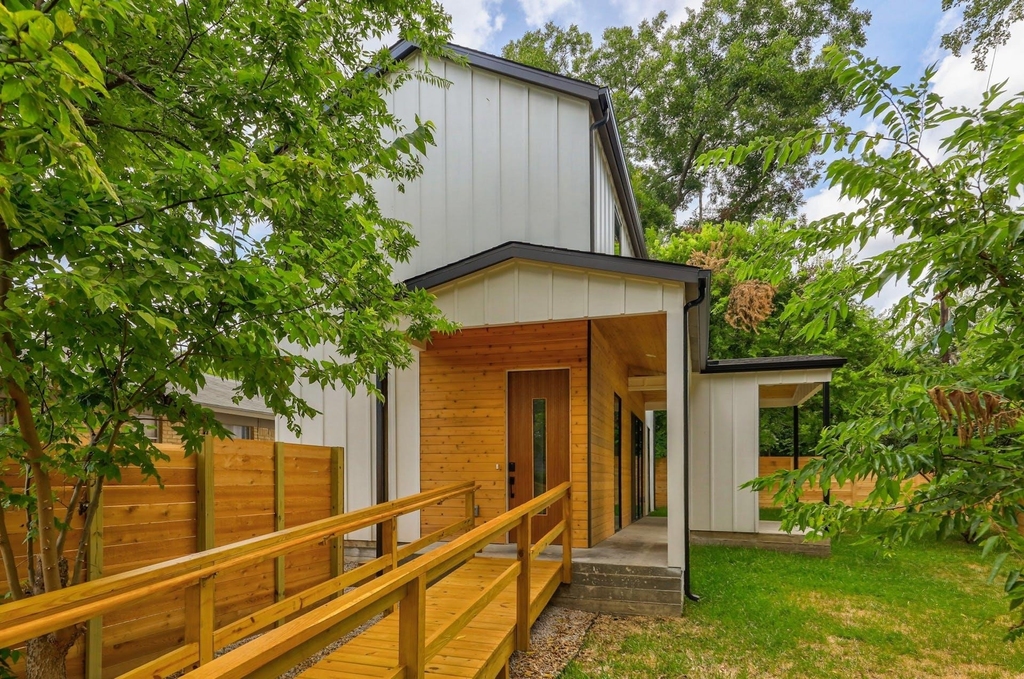 2104 Columbia Cv - Photo 1