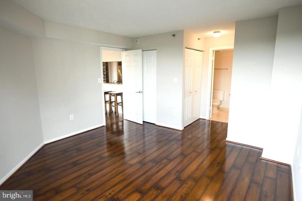 10101 Grosvenor Place - Photo 7