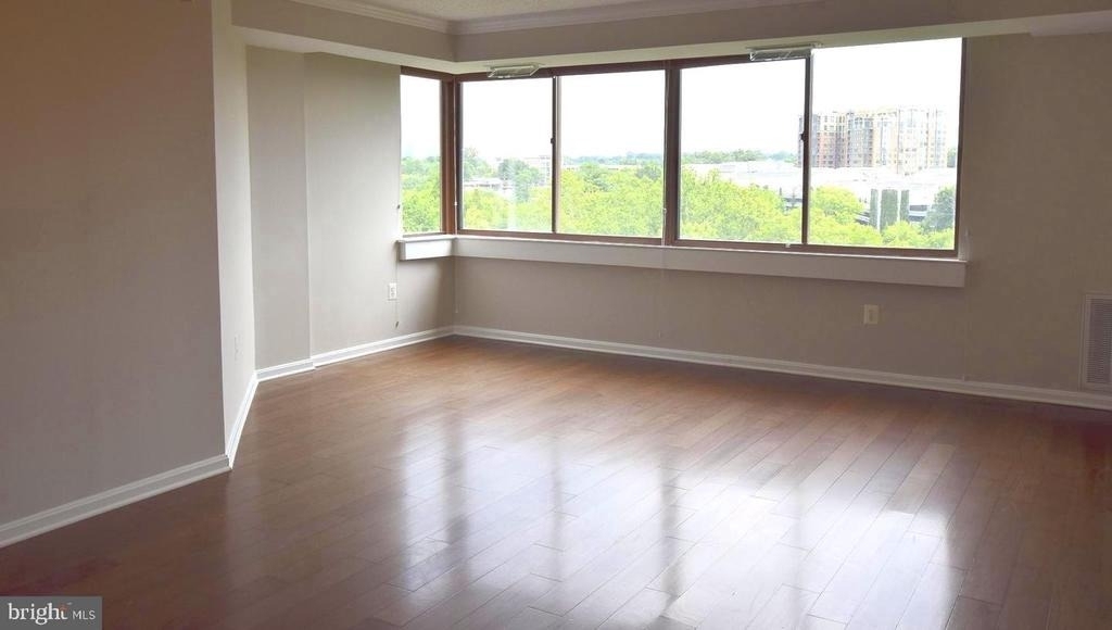 10101 Grosvenor Place - Photo 2