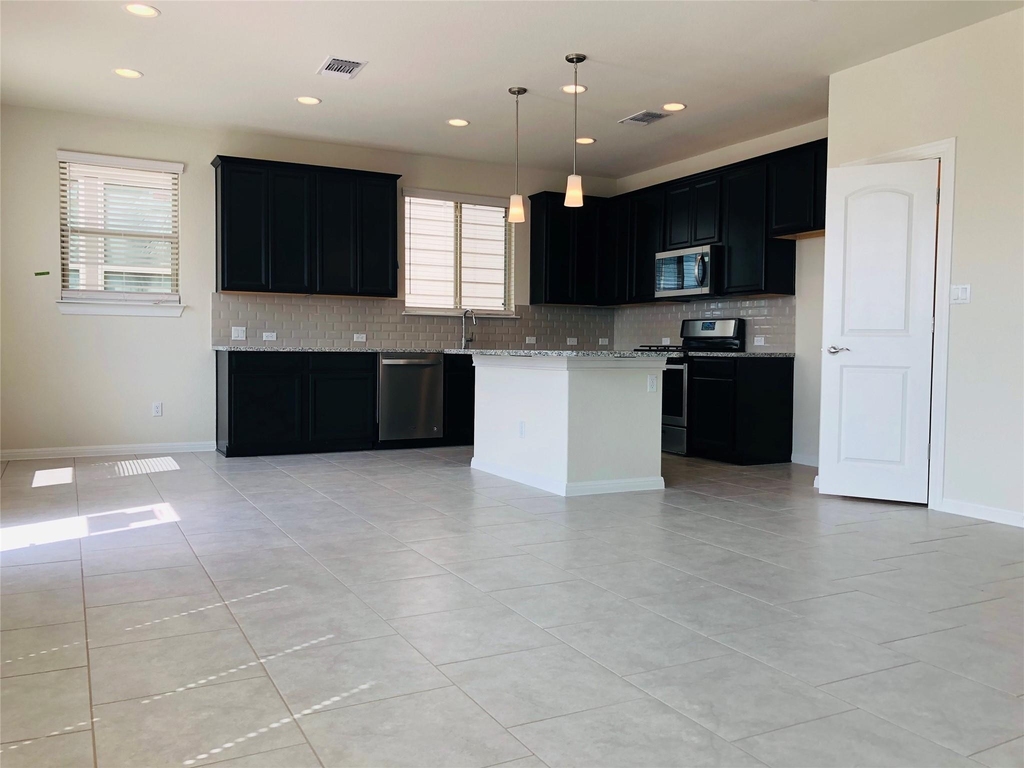 15909 Cessida St - Photo 4