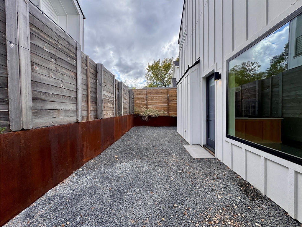 2919 E 13th St - Photo 37
