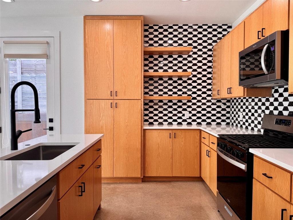 2919 E 13th St - Photo 9