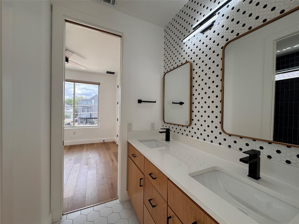 2919 E 13th St - Photo 30