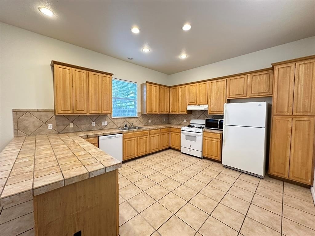 606 E 54th St - Photo 4