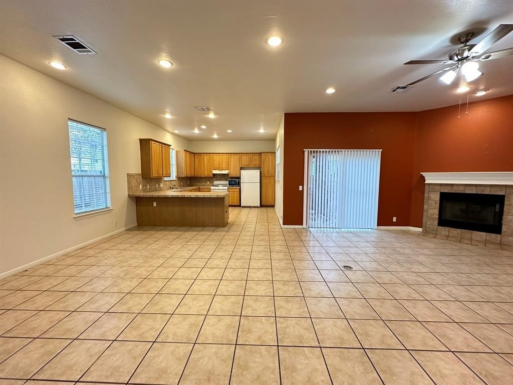 606 E 54th St - Photo 3