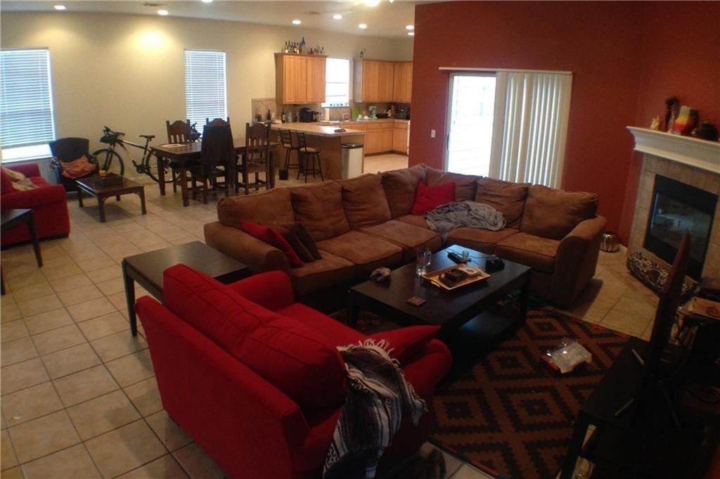 606 E 54th St - Photo 2