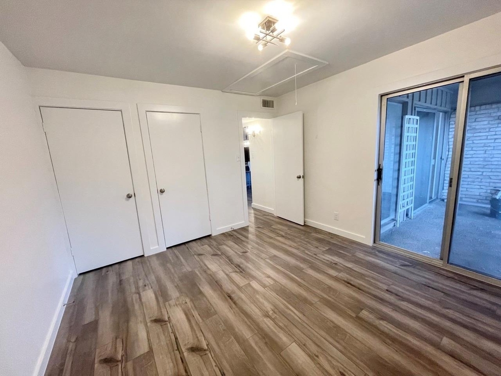1304 Summit St - Photo 3
