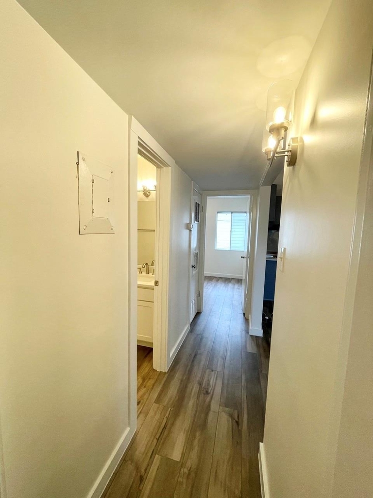 1304 Summit St - Photo 4