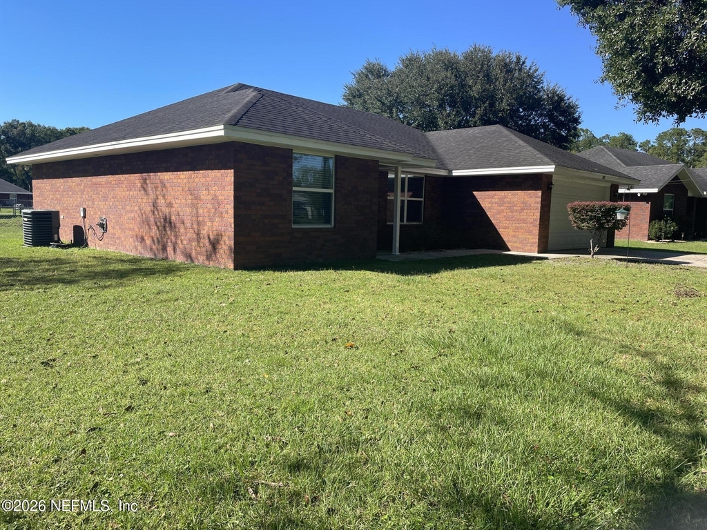 622 Center Street N - Photo 16