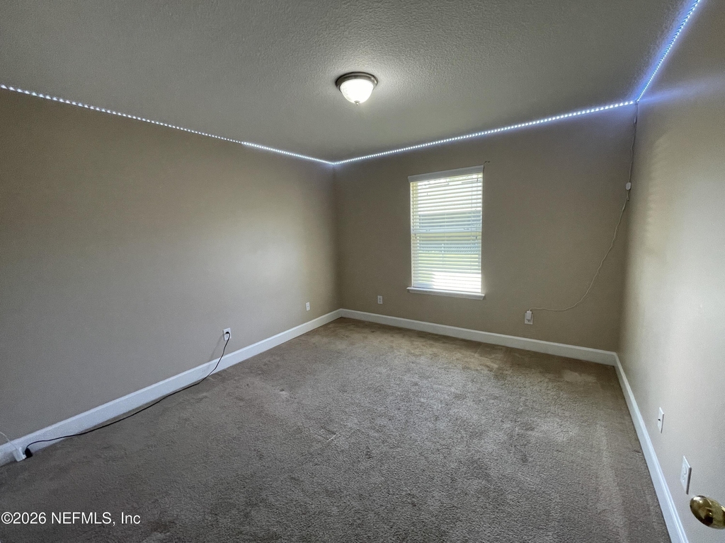 622 Center Street N - Photo 13