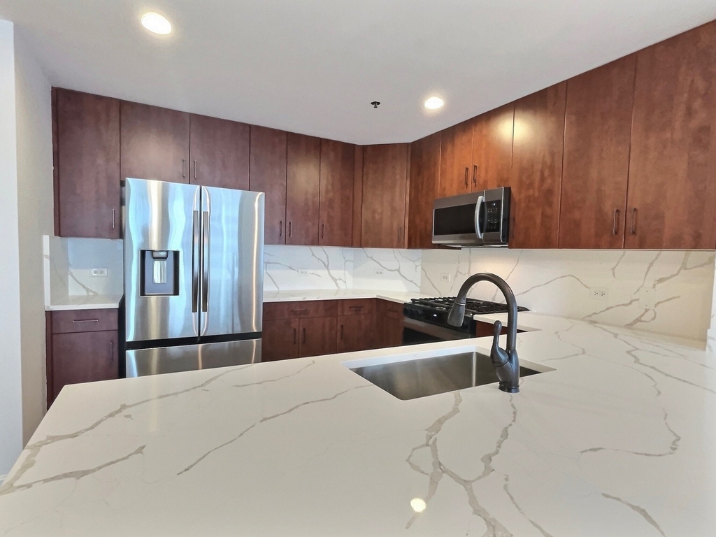 160 E Illinois Street - Photo 3