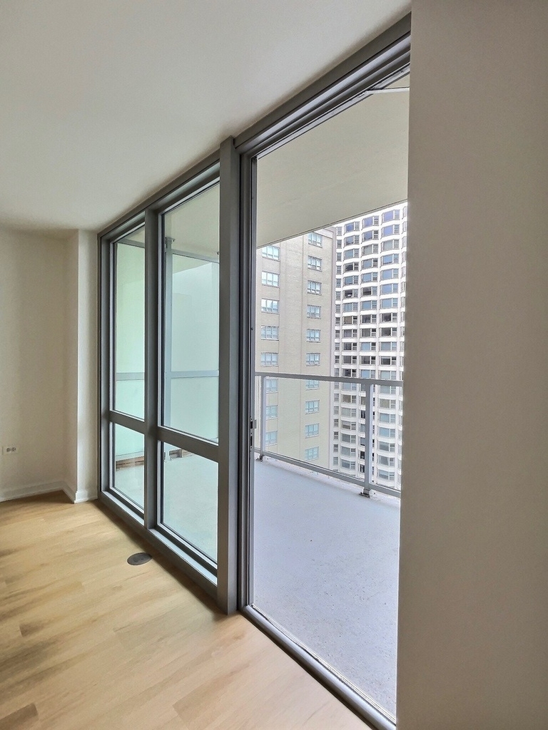 160 E Illinois Street - Photo 8