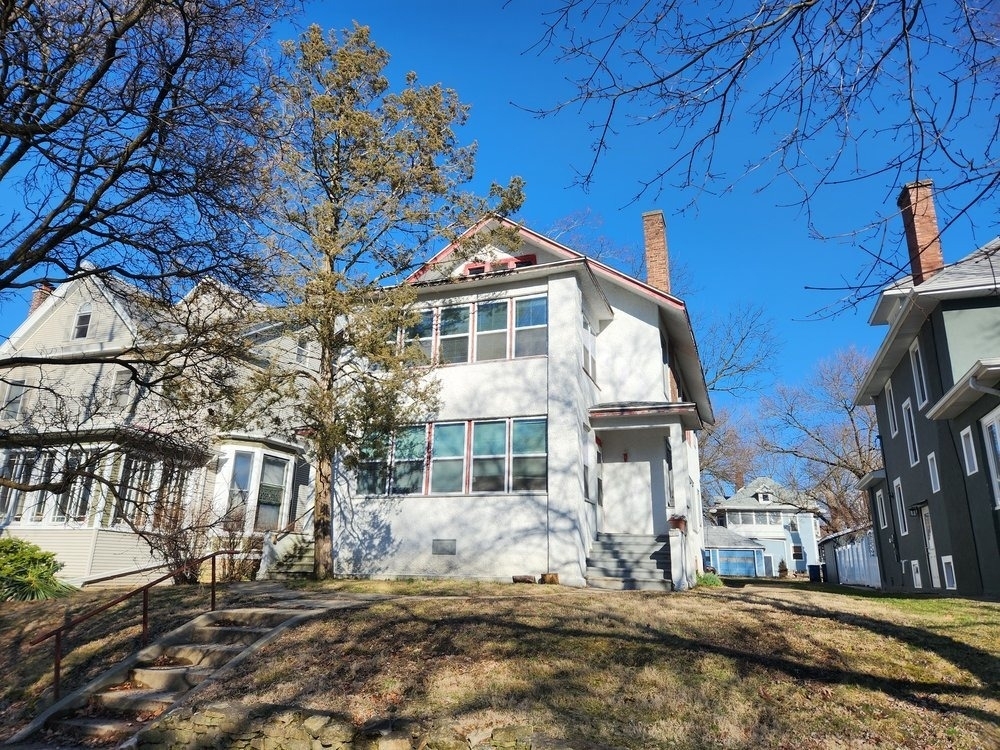 680 S Chicago Avenue - Photo 0