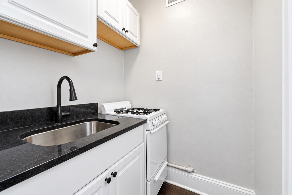 6912 N Ashland Boulevard - Photo 1