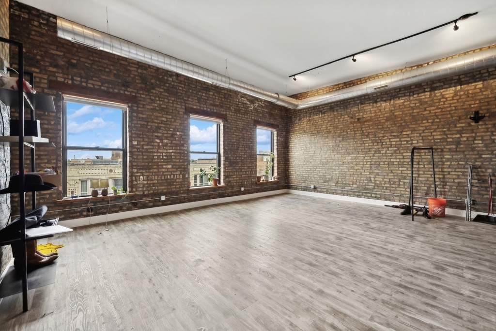 1572 N Milwaukee Avenue - Photo 1