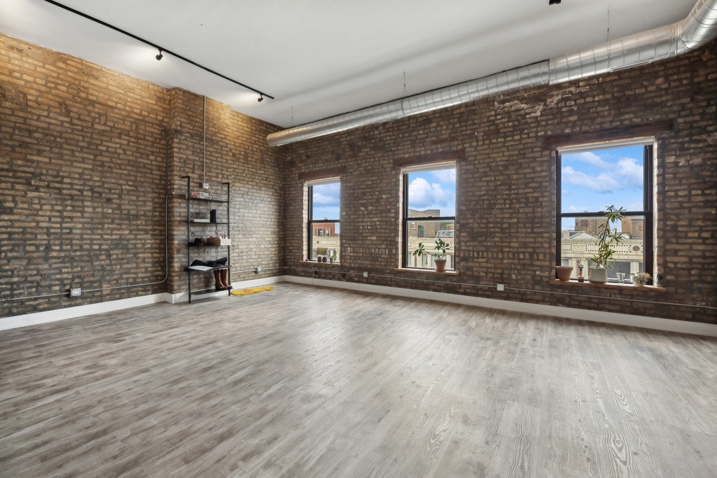 1572 N Milwaukee Avenue - Photo 2