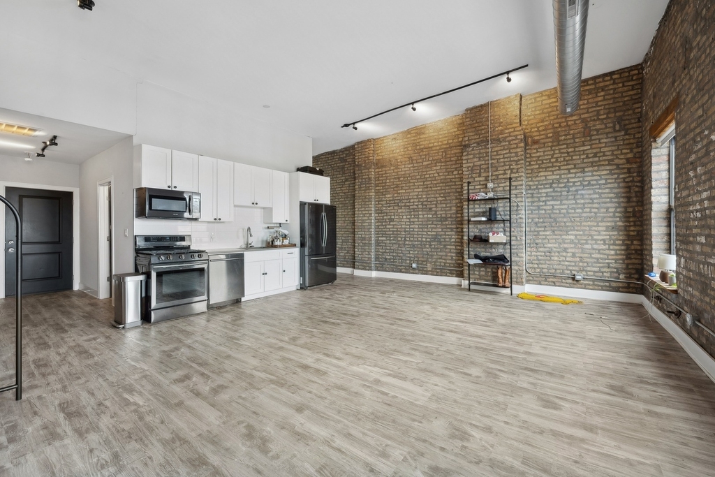 1572 N Milwaukee Avenue - Photo 3