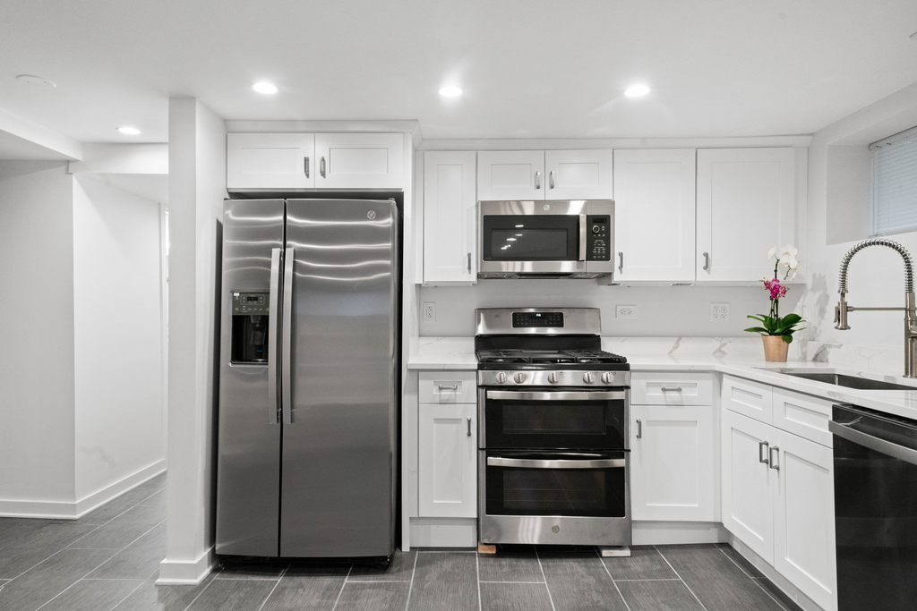 2737 W Lunt Avenue - Photo 19