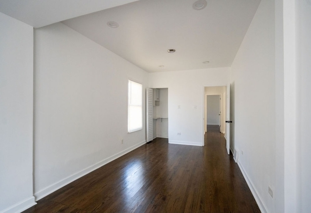 10046 S Perry Avenue - Photo 5