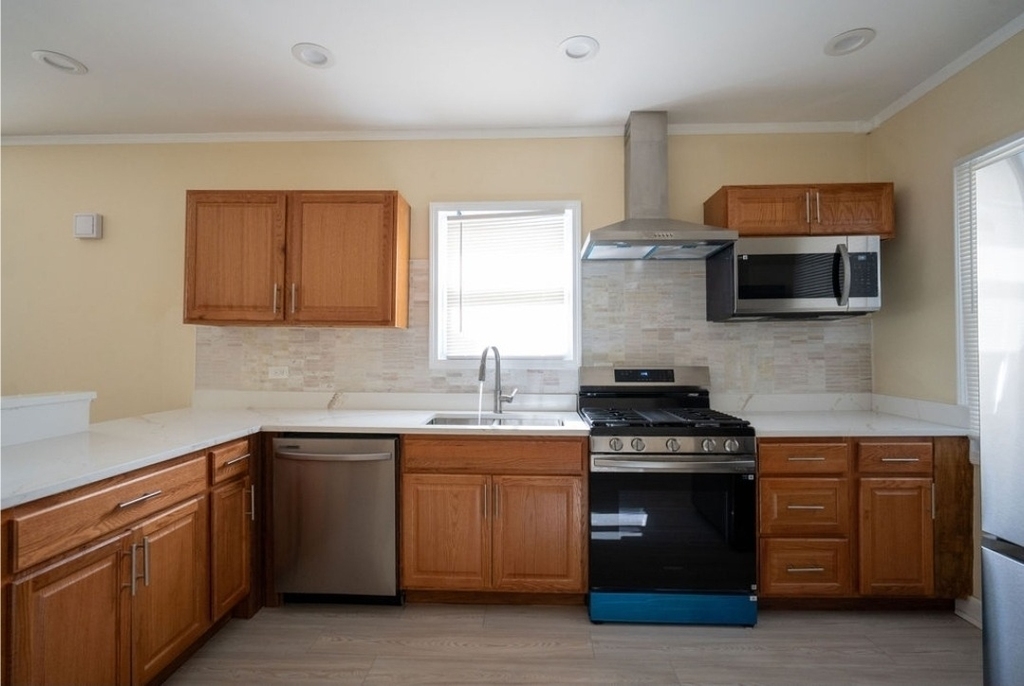 10046 S Perry Avenue - Photo 2