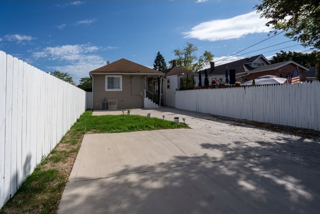 10046 S Perry Avenue - Photo 19