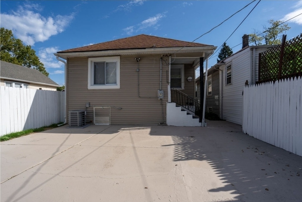10046 S Perry Avenue - Photo 18