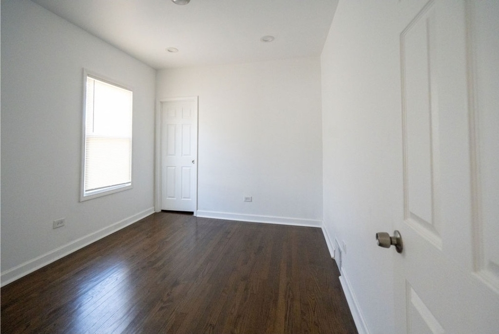 10046 S Perry Avenue - Photo 9