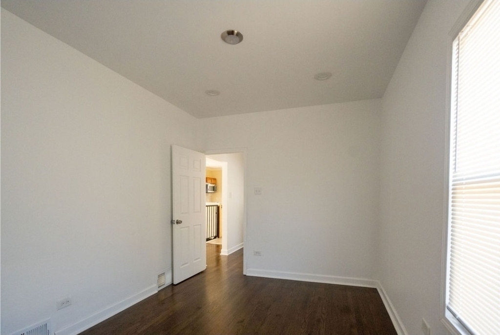 10046 S Perry Avenue - Photo 10