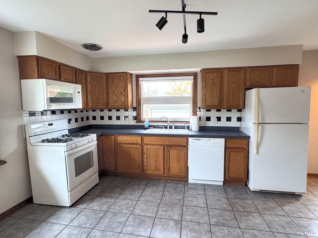 690 N Michigan Street - Photo 4