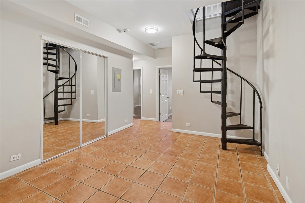3923 W Ainslie Street - Photo 12