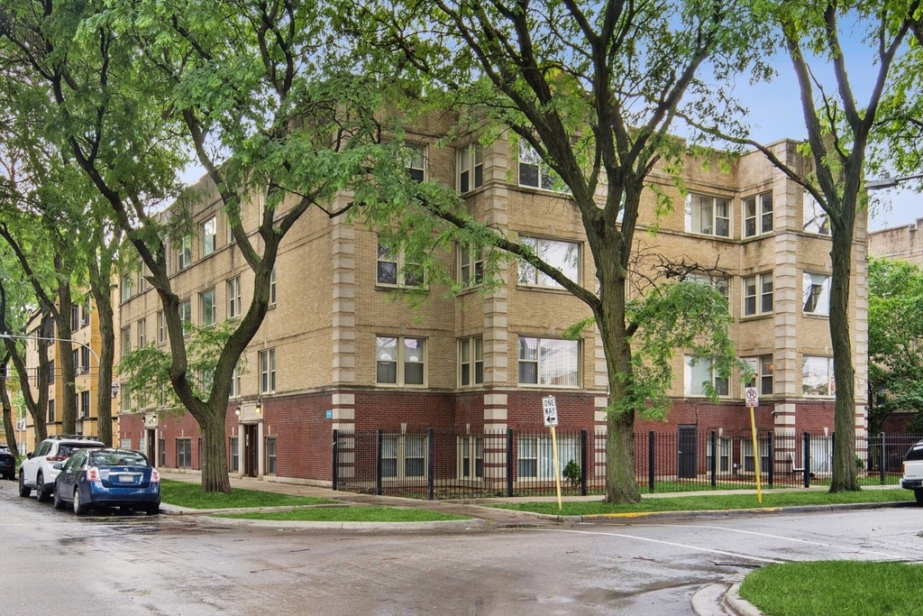 3923 W Ainslie Street - Photo 0
