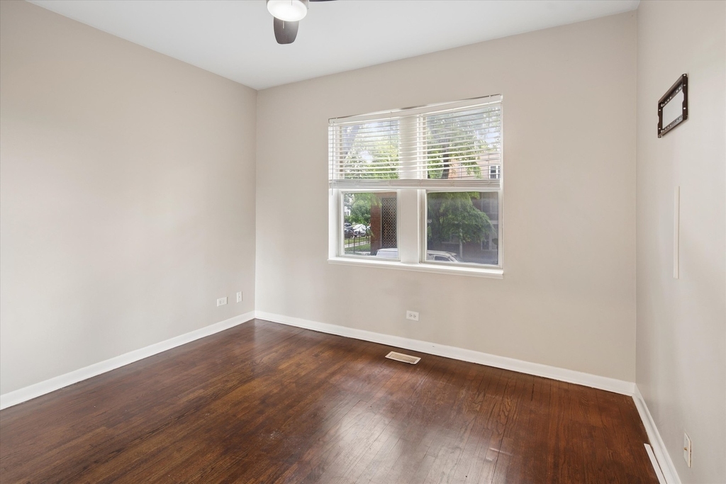 3923 W Ainslie Street - Photo 10