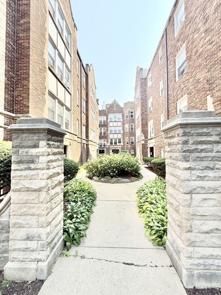 2809 W Lunt Avenue - Photo 0