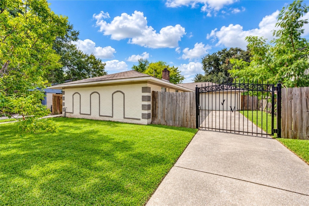 7406 Riptide Drive - Photo 1