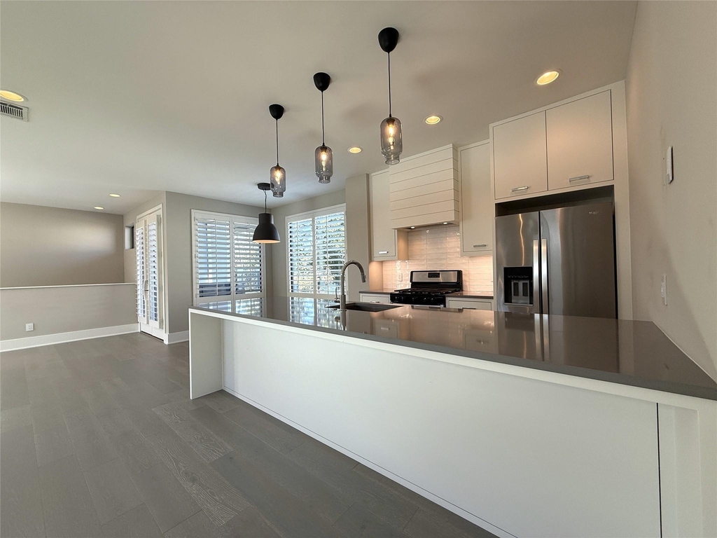 1015 E 27th Street - Photo 5
