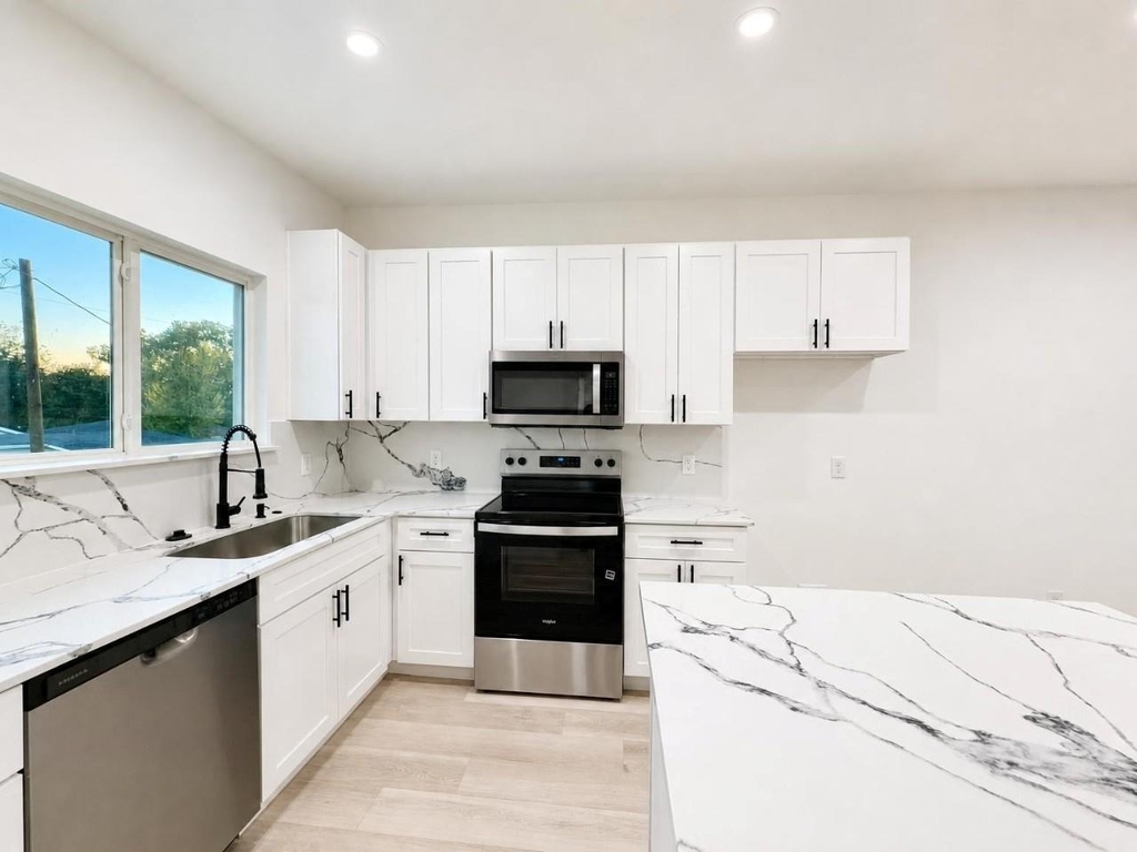 333 Delaware Street - Photo 8