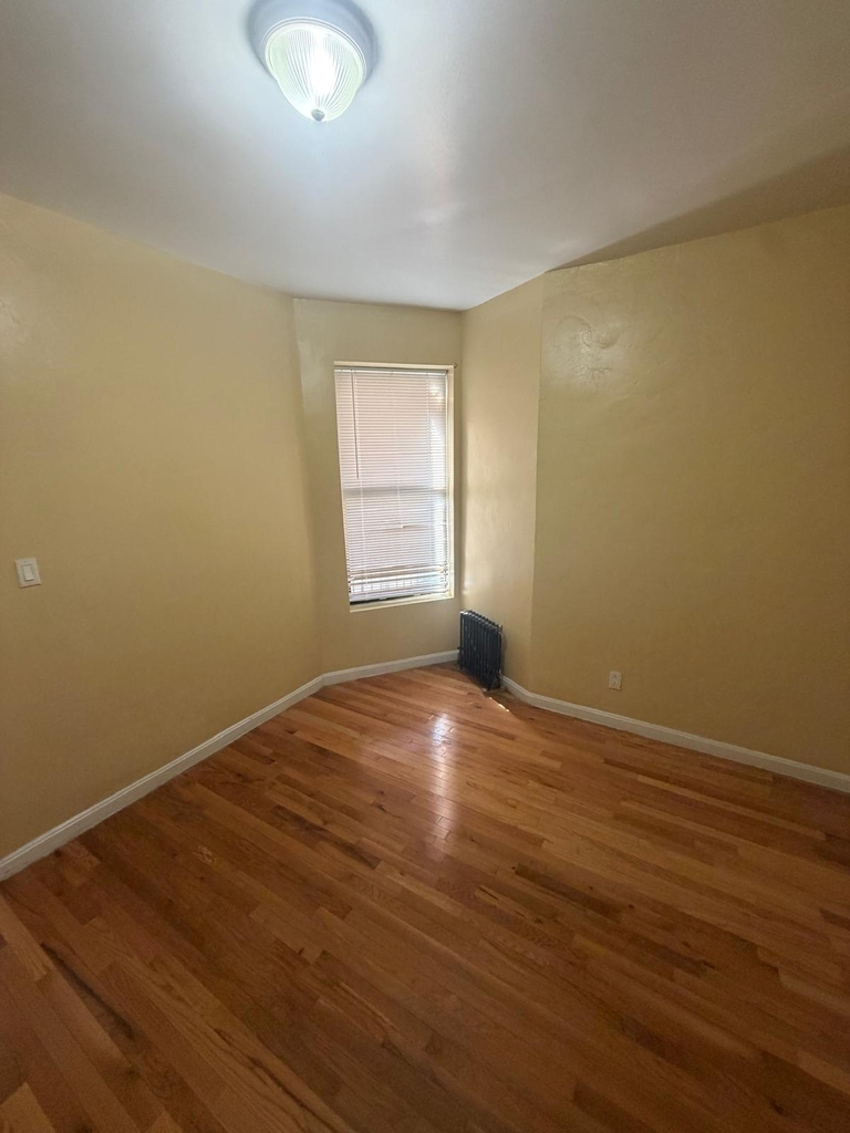 W 207 St / Vermilyea Avenue - Photo 5
