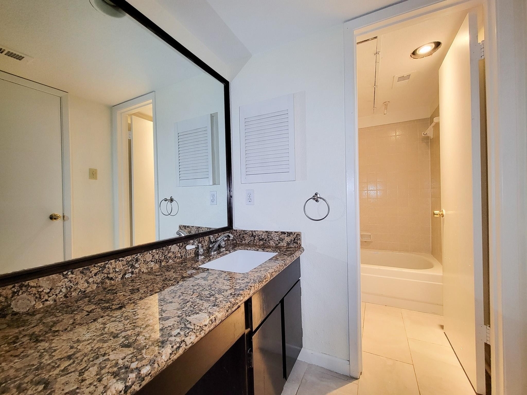 10811 Richmond Avenue - Photo 13