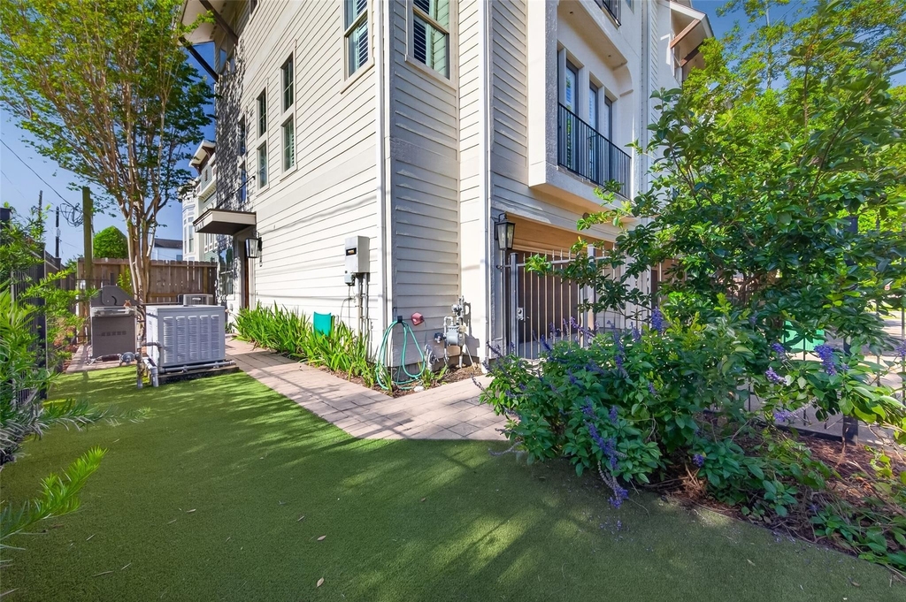 1102 W 15th Street - Photo 33