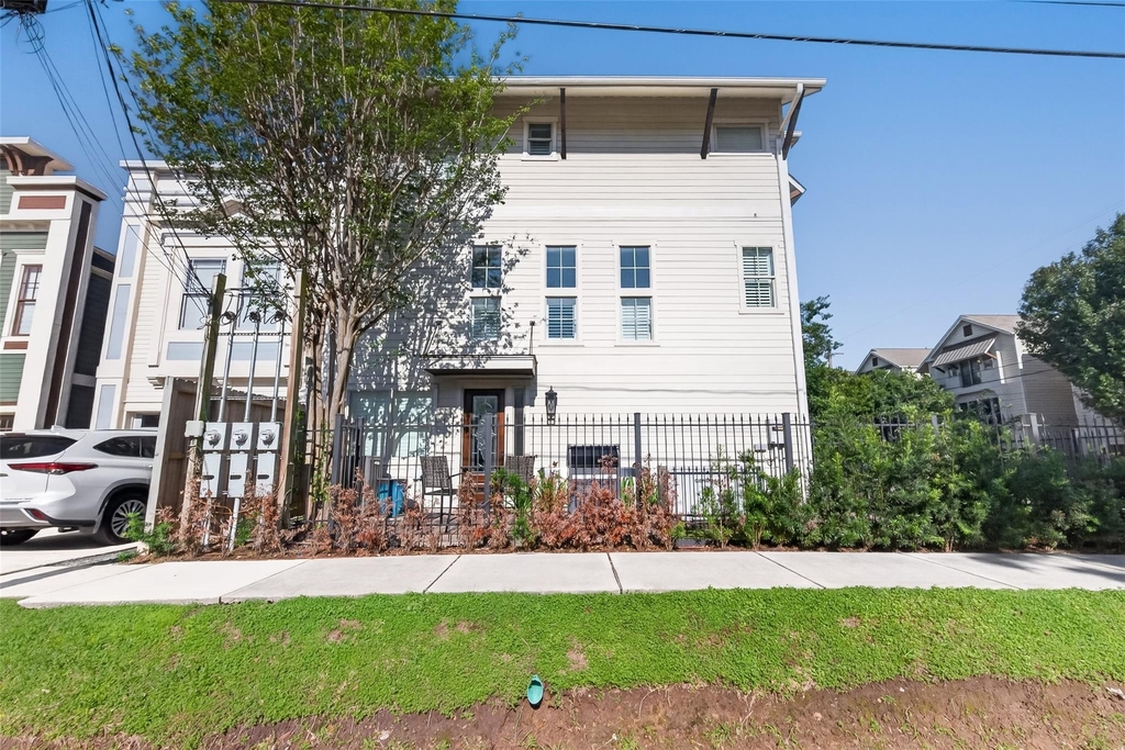 1102 W 15th Street - Photo 2