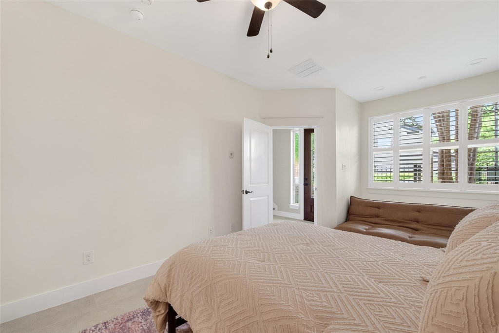 1102 W 15th Street - Photo 6