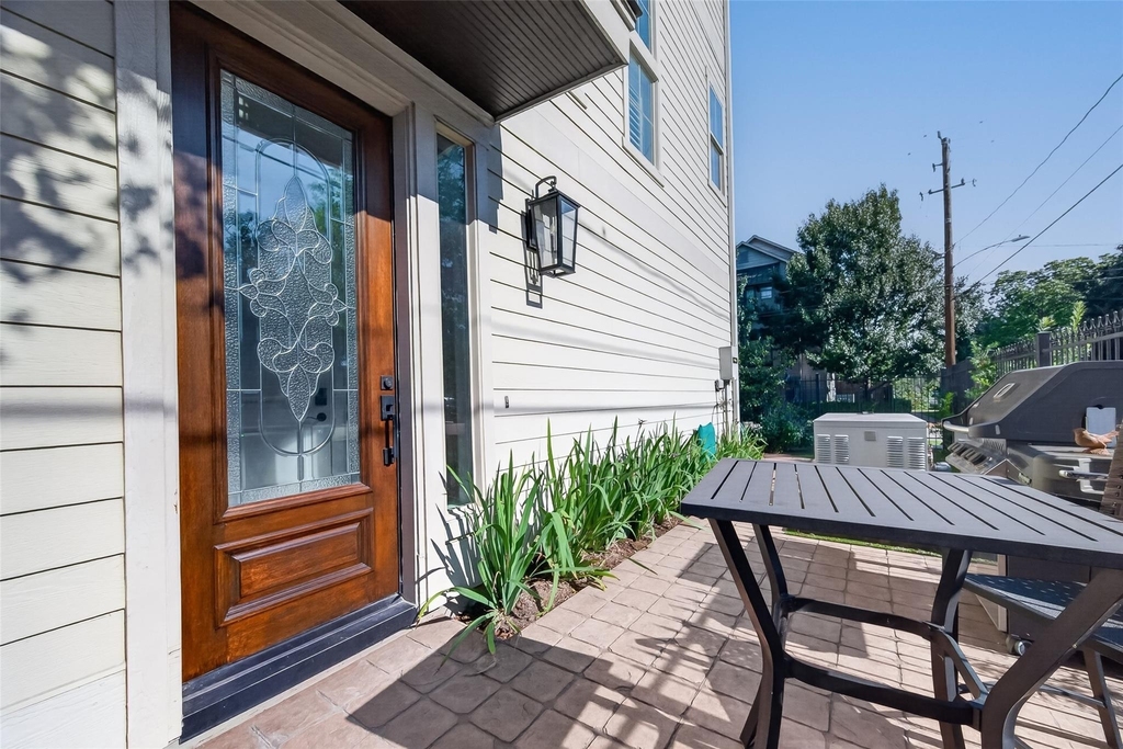 1102 W 15th Street - Photo 3