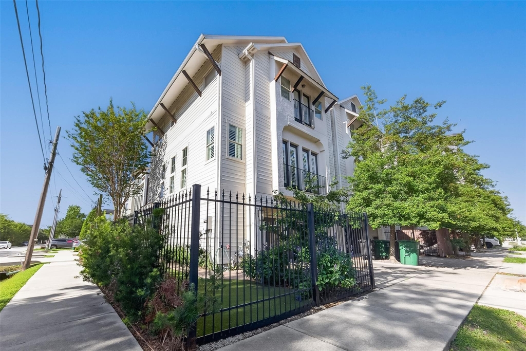 1102 W 15th Street - Photo 1