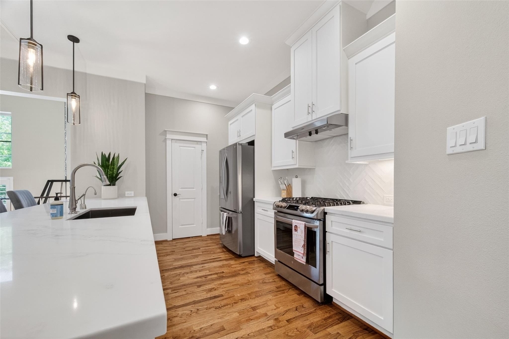 1102 W 15th Street - Photo 18