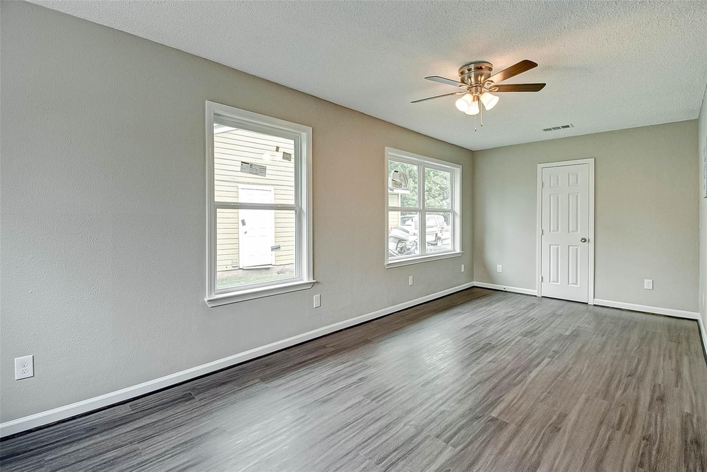 215 Acacia Street - Photo 17