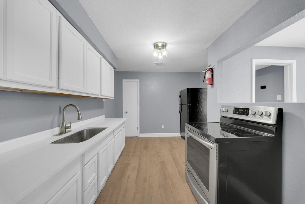 5831 Lyndhurst Street - Photo 3