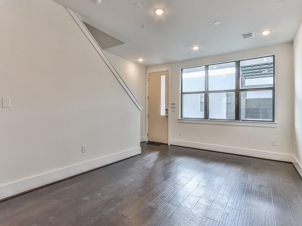 2401 Crawford Street - Photo 2