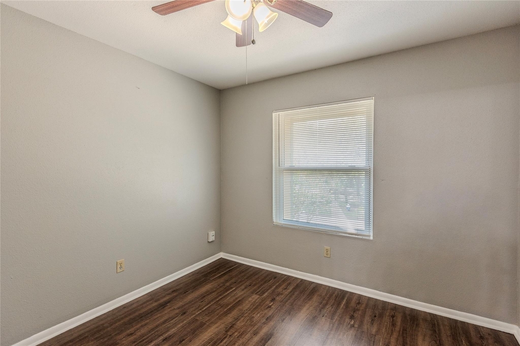 720 Memorial Mews - Photo 9