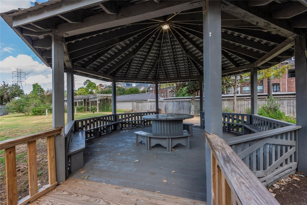 720 Memorial Mews - Photo 14