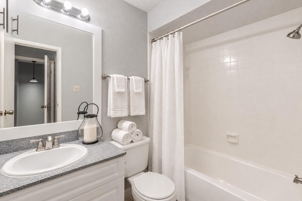 720 Memorial Mews - Photo 8